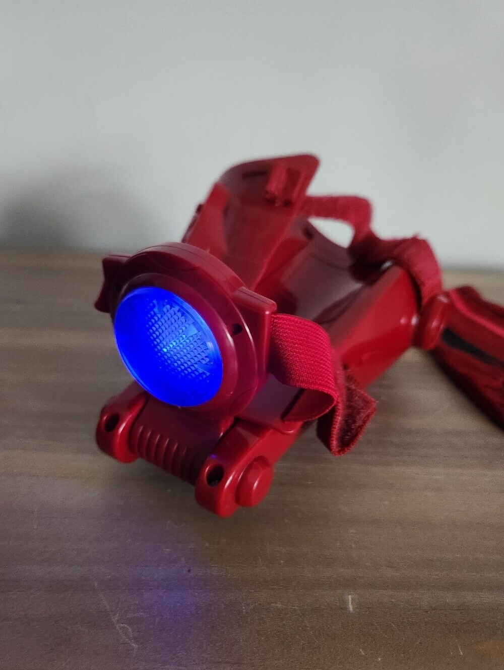 Marvel Avengers Iron Man Tri-Power Repulsor Gauntlet Toy Lights & Sound - Picture 8 of 10